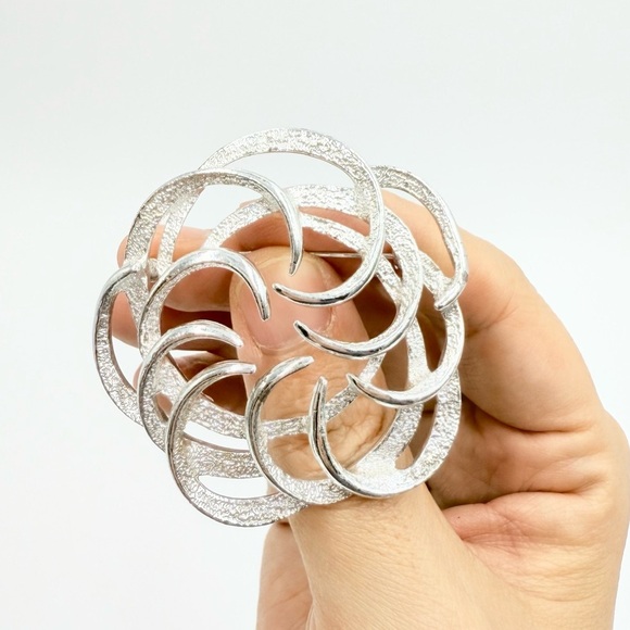 Vintage Sarah Coventry Textured Round Dome Swirl Silver tone Swirl Brooch Pin - Picture 3 of 7